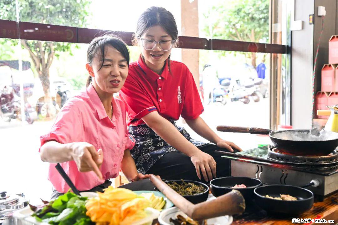 全网追的“扁担女孩”，找了一份暑假工，时薪12元 - 百色生活资讯 - 百色28生活网 baise.28life.net